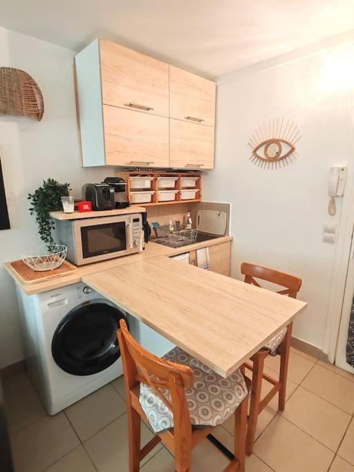 Coffee/tea facilities, Kitchen or kitchenette, Dining area, microwave, washing machine