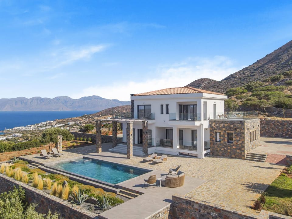 Property building, Pool view, Sea view, Swimming pool, sunbed