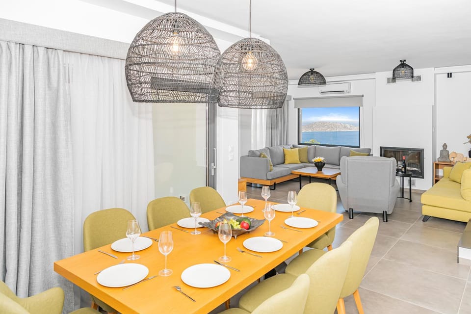 Seating area, Dining area, Sea view, fireplace, air conditioner