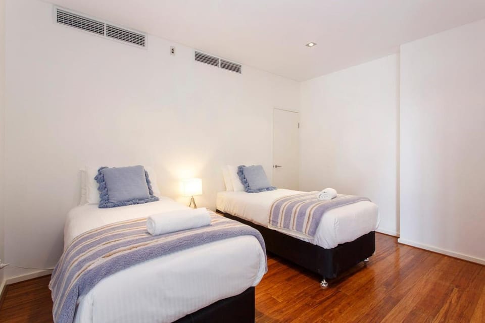 Gallery On High Pool, Port Views & Free Park Apartment in Perth