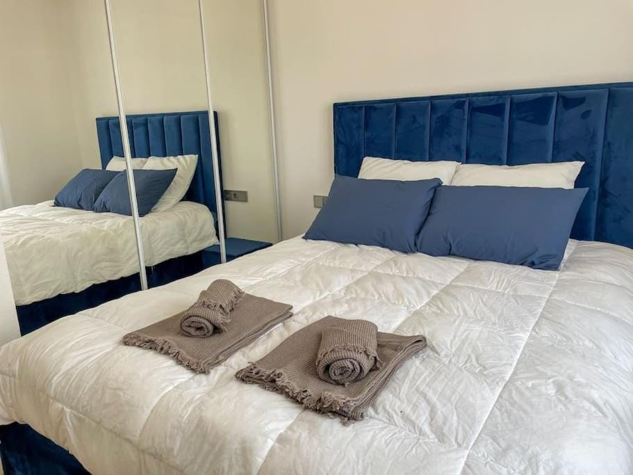 Bed, Photo of the whole room, Bedroom, towels