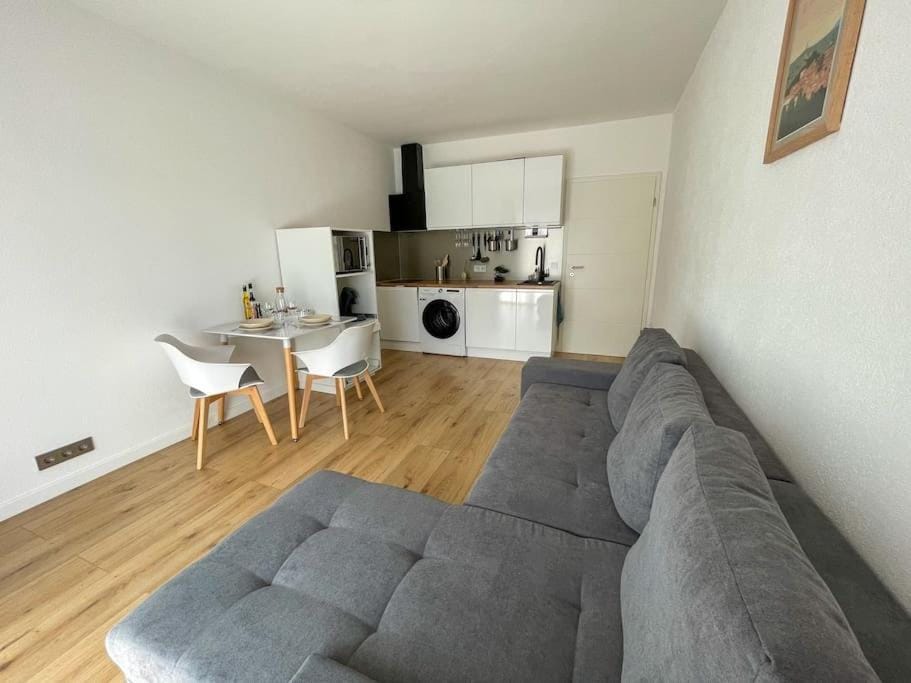 Coffee/tea facilities, Kitchen or kitchenette, Living room, Seating area, Dining area, stove, washing machine