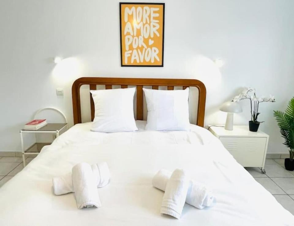 Bed, Night, Photo of the whole room, Bedroom, Family, heating, towels