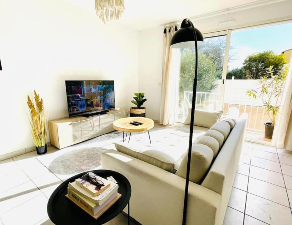 TV and multimedia, View (from property/room), Balcony/Terrace, Living room, Seating area