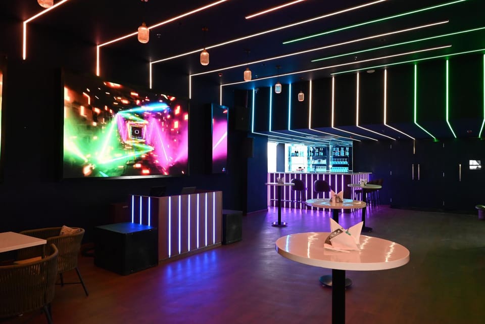 Restaurant/places to eat, Nightclub / DJ, Lounge or bar