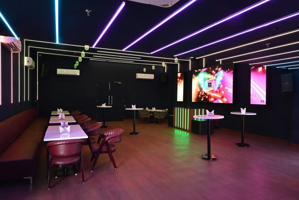 Restaurant/places to eat, Nightclub / DJ, Lounge or bar