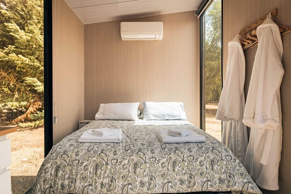 Bed, towels