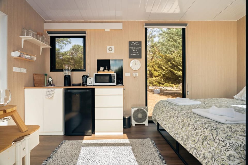 Bed, Kitchen or kitchenette