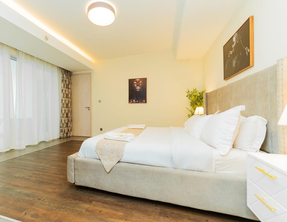 Bed, Living room, Photo of the whole room, Seating area, Bedroom