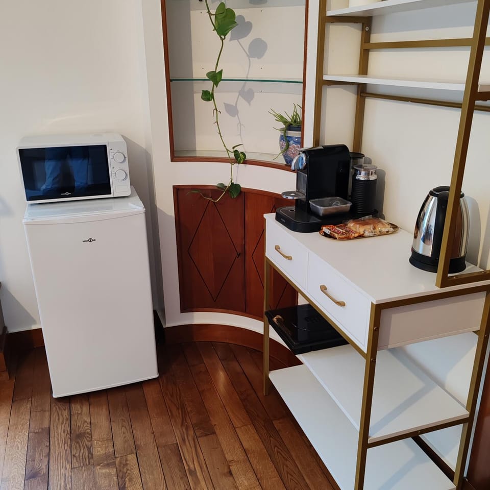 Coffee/tea facilities, minibar, oven