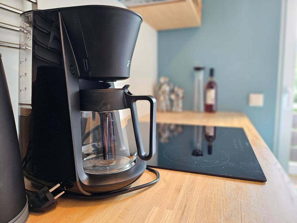 Coffee/tea facilities, Kitchen or kitchenette, stove