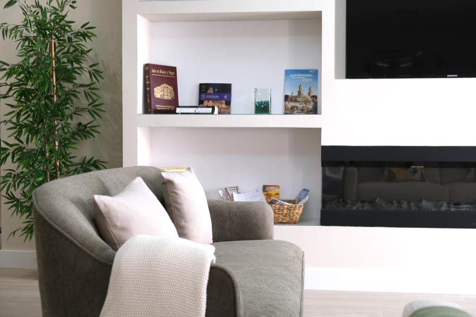 Lounge or bar, fireplace