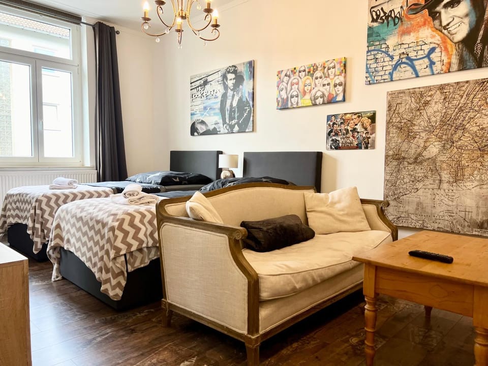 Bed, Living room, Photo of the whole room, Seating area, Bedroom