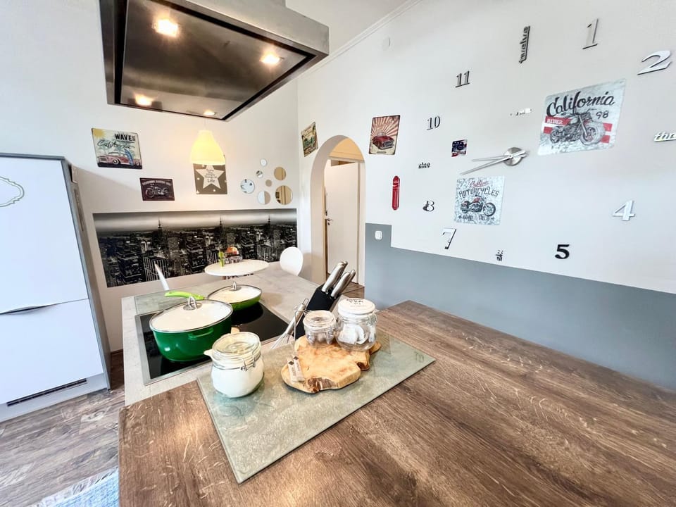 Kitchen or kitchenette, minibar, stove