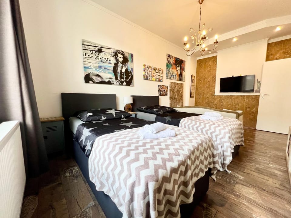 Communal lounge/ TV room, Bed, TV and multimedia, Photo of the whole room, Evening entertainment, Bedroom