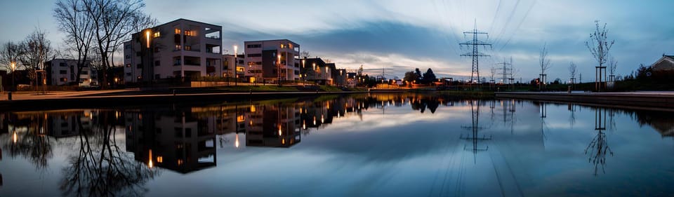 Property building, Nearby landmark, Day, Neighbourhood, Natural landscape, Evening entertainment, City view, Lake view, Location