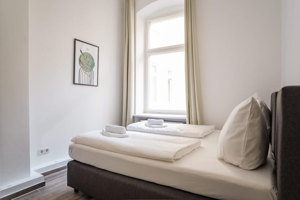 Bed, Bedroom, towels