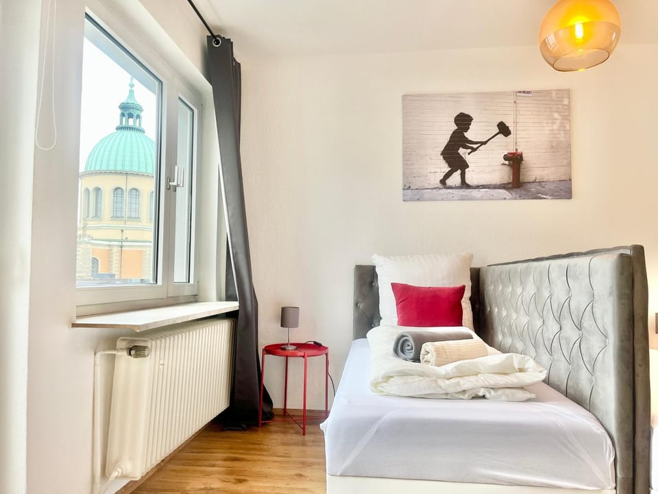 Bed, Photo of the whole room, Seating area, towels
