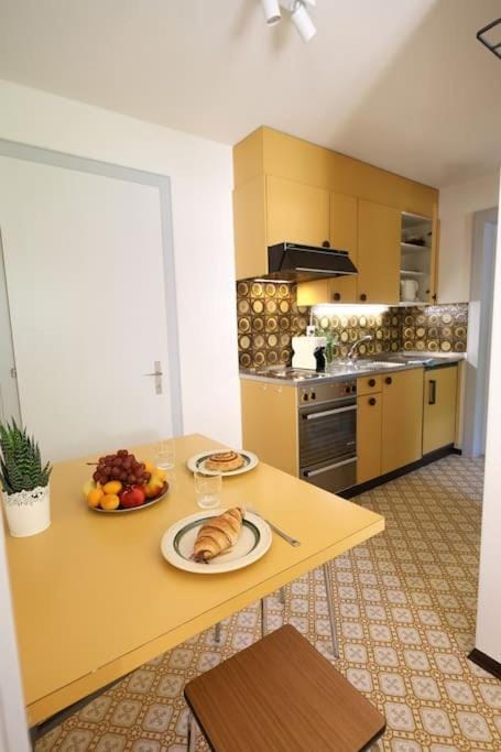 Kitchen or kitchenette, Food and drinks, Dining area, Food, stove