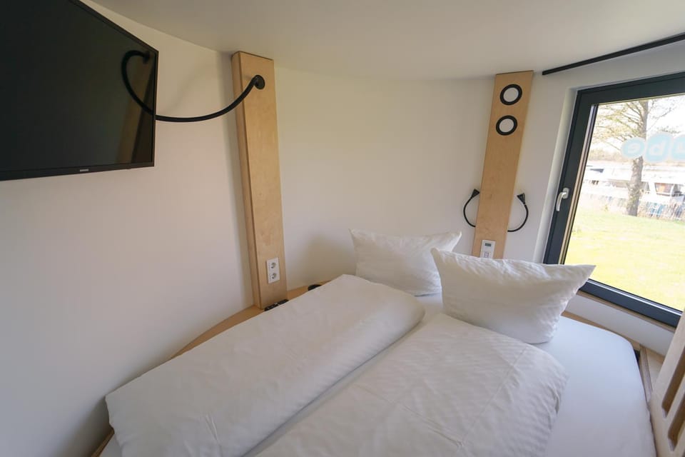 Bed, TV and multimedia, Photo of the whole room, Bedroom, Lake view
