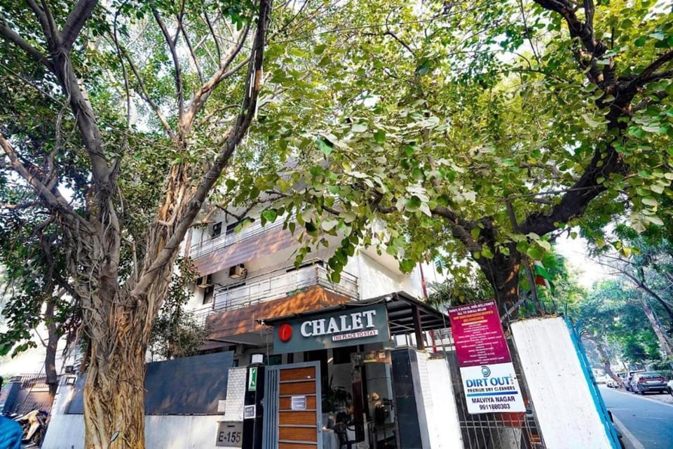 Property building, Day, Neighbourhood, Street view, Location, Parking