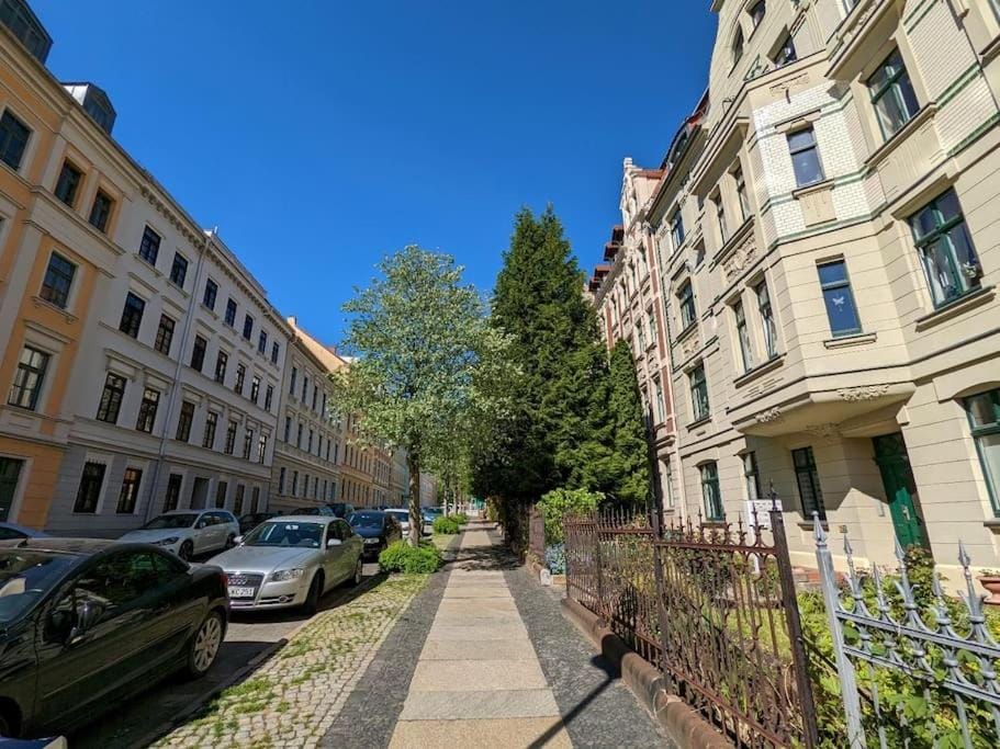 Neighbourhood, Street view, Location, Parking