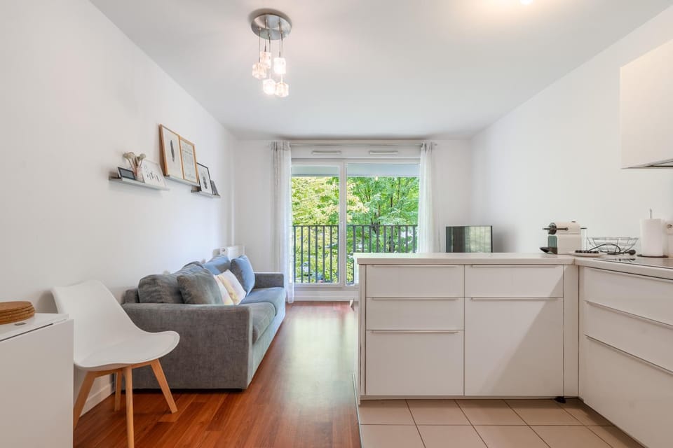 Coffee/tea facilities, Kitchen or kitchenette, Living room, Seating area, Dining area