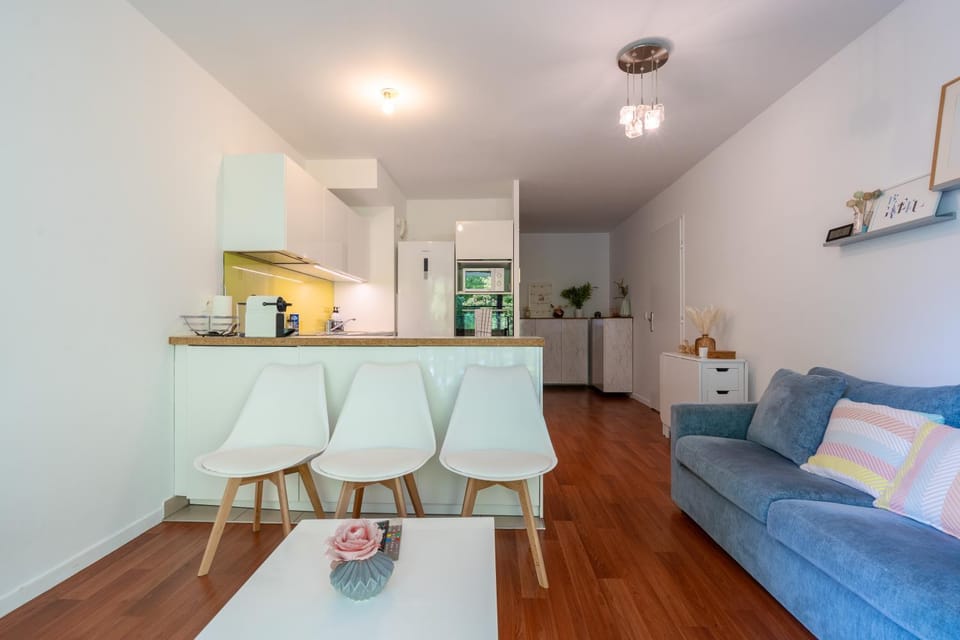 Kitchen or kitchenette, Living room, Seating area, Dining area