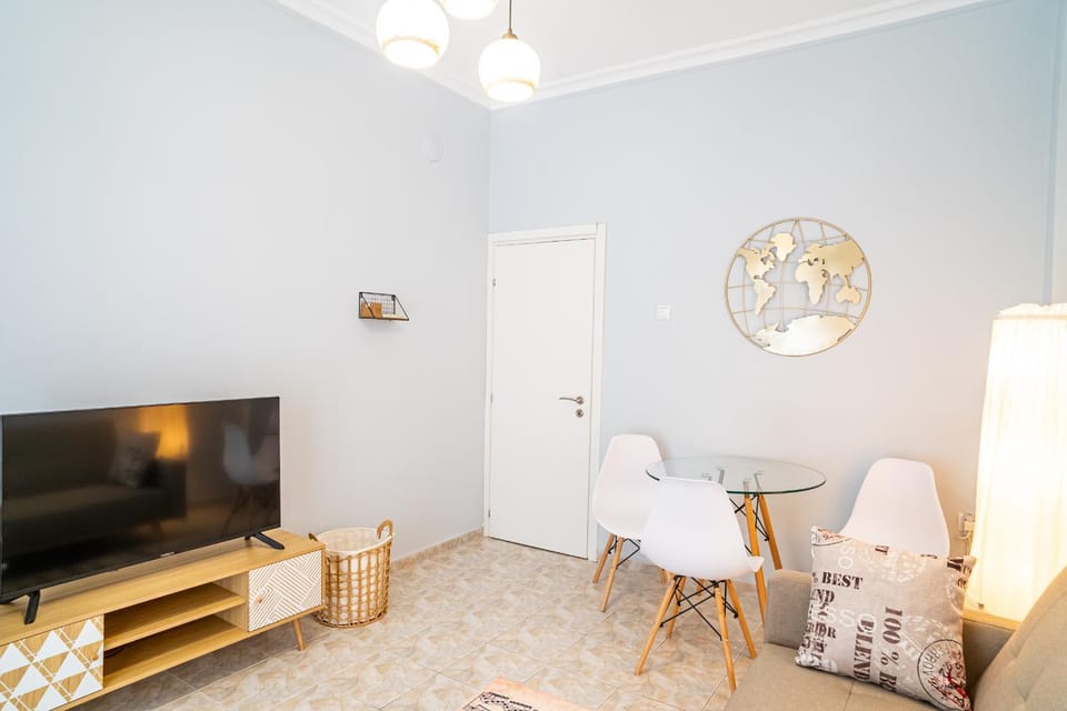 TV and multimedia, Living room, Photo of the whole room, Decorative detail, Seating area, Dining area, Evening entertainment