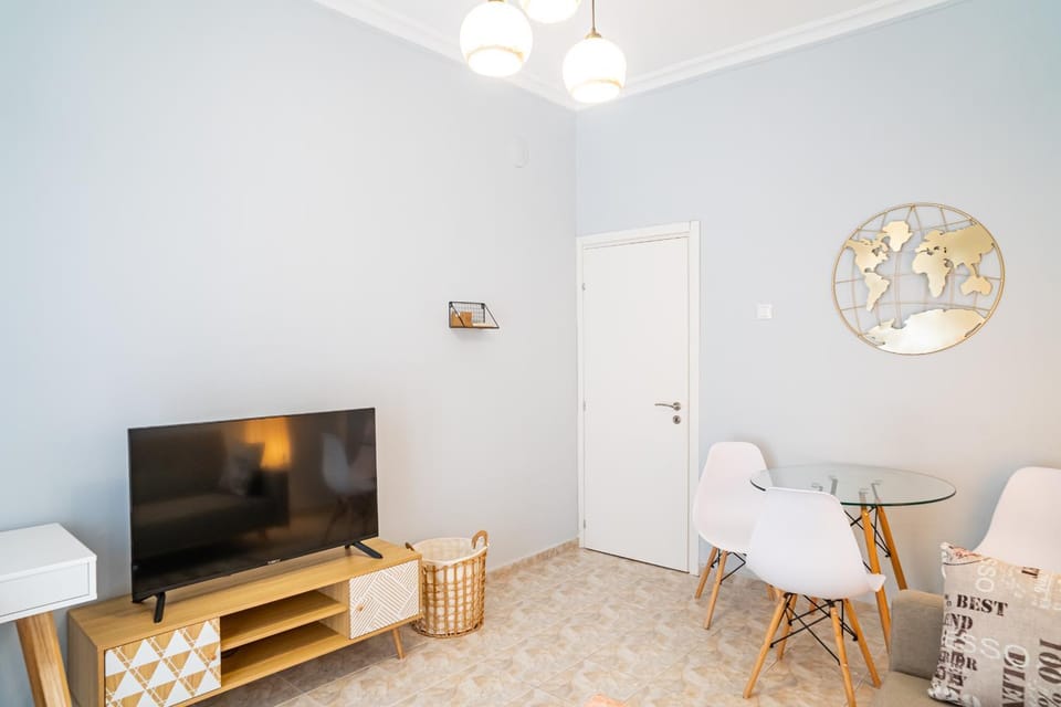 TV and multimedia, Living room, Photo of the whole room, Decorative detail, Seating area, Dining area, Evening entertainment