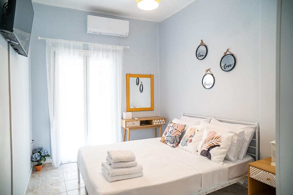 Bed, TV and multimedia, Photo of the whole room, Decorative detail, Bedroom, towels, wardrobe, air conditioner