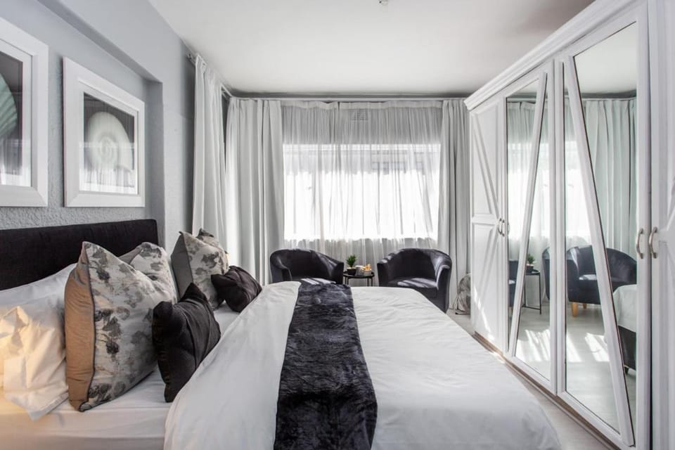 Beachcomber Sunset Sleeper Apartment in Sea Point