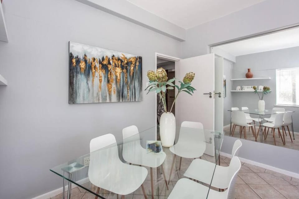 Beachcomber Sunset Sleeper Apartment in Sea Point