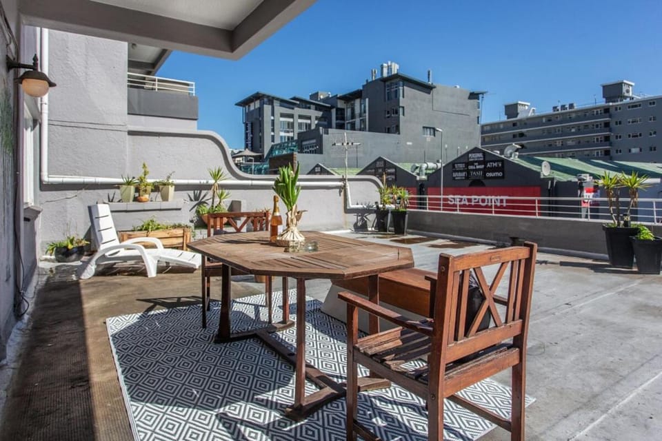 Beachcomber Sunset Sleeper Apartment in Sea Point