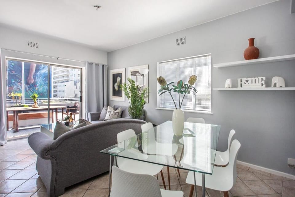Beachcomber Sunset Sleeper Apartment in Sea Point