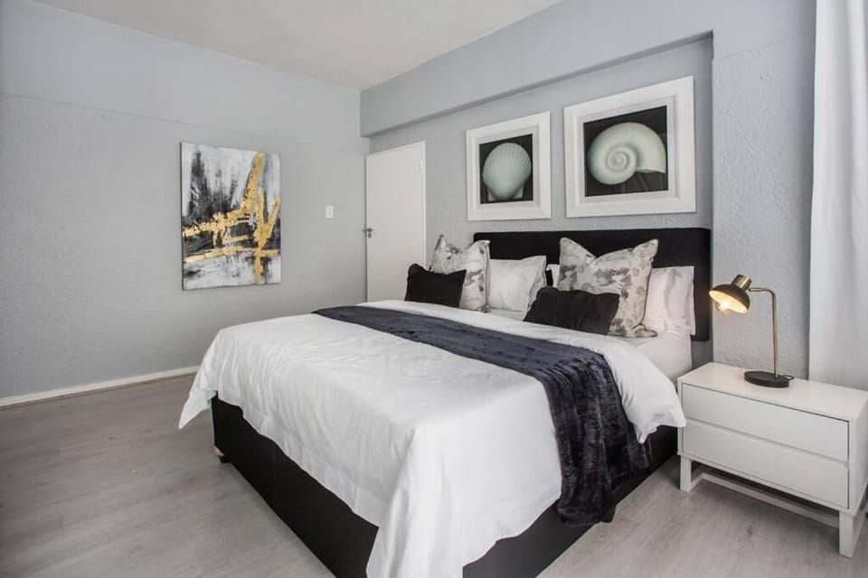 Beachcomber Sunset Sleeper Apartment in Sea Point