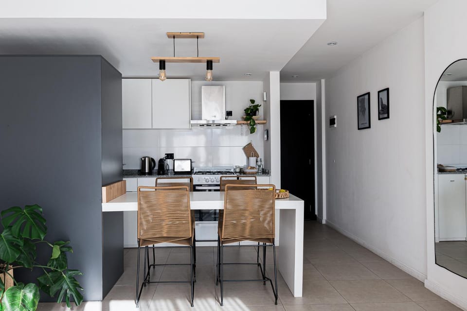 Coffee/tea facilities, Kitchen or kitchenette, Dining area, oven, stove, toaster