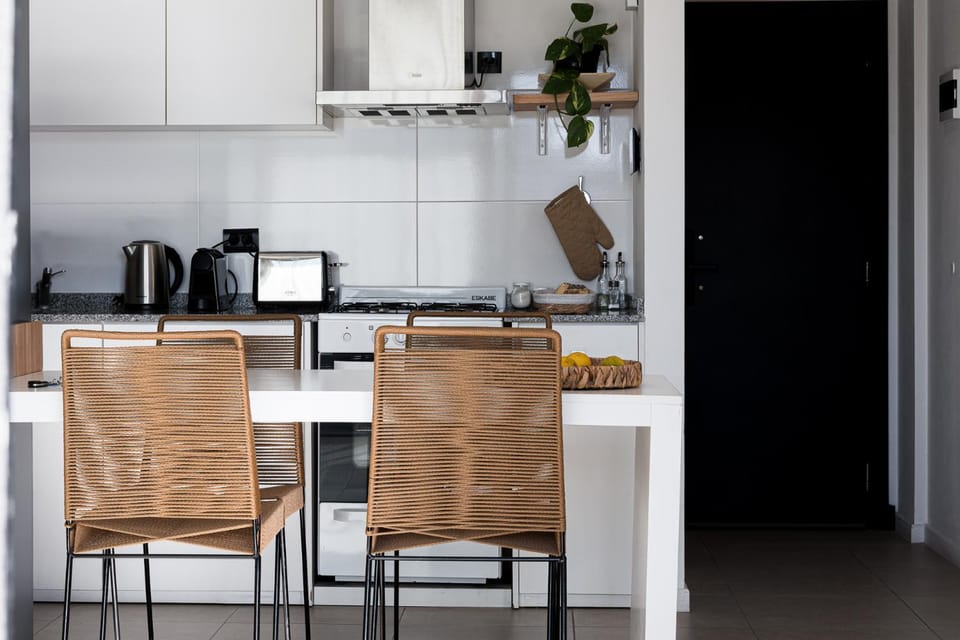 Coffee/tea facilities, Kitchen or kitchenette, Dining area, toaster