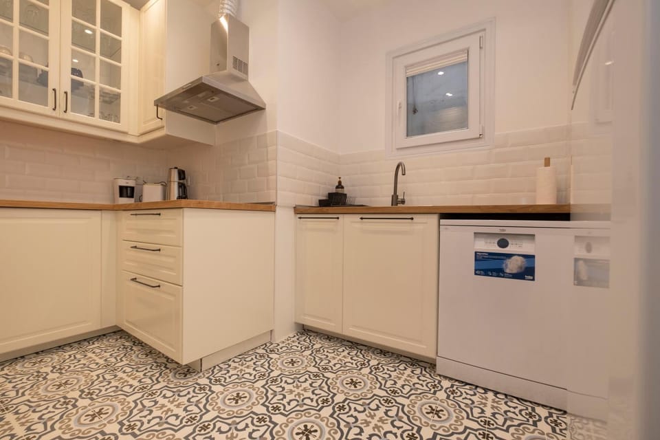 Coffee/tea facilities, Kitchen or kitchenette, dishwasher, stove