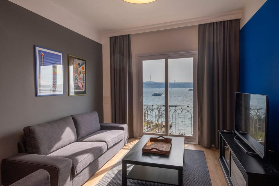 Communal lounge/ TV room, TV and multimedia, View (from property/room), Living room, Seating area, Sea view