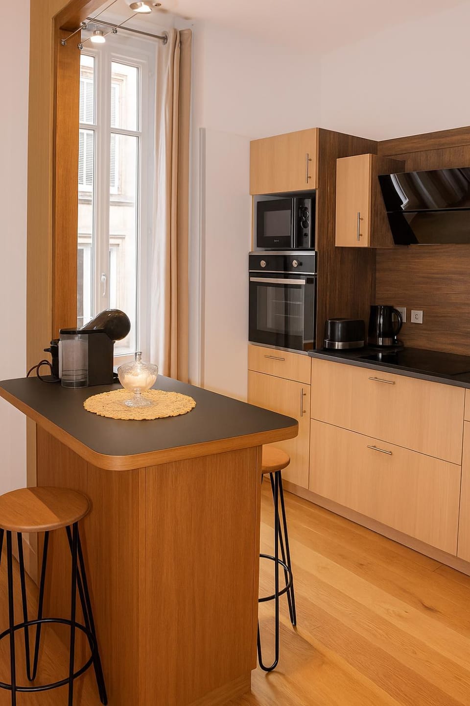 Coffee/tea facilities, Kitchen or kitchenette, Dining area, stove, toaster
