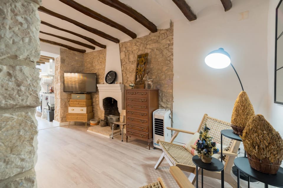 TV and multimedia, Living room, Seating area, fireplace