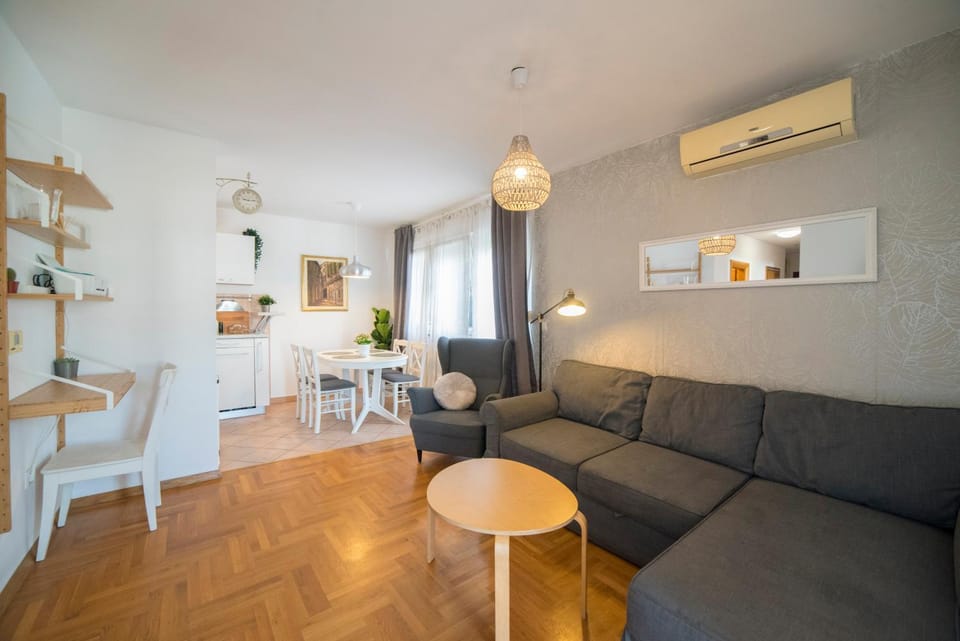 Living room, Seating area, Dining area, air conditioner