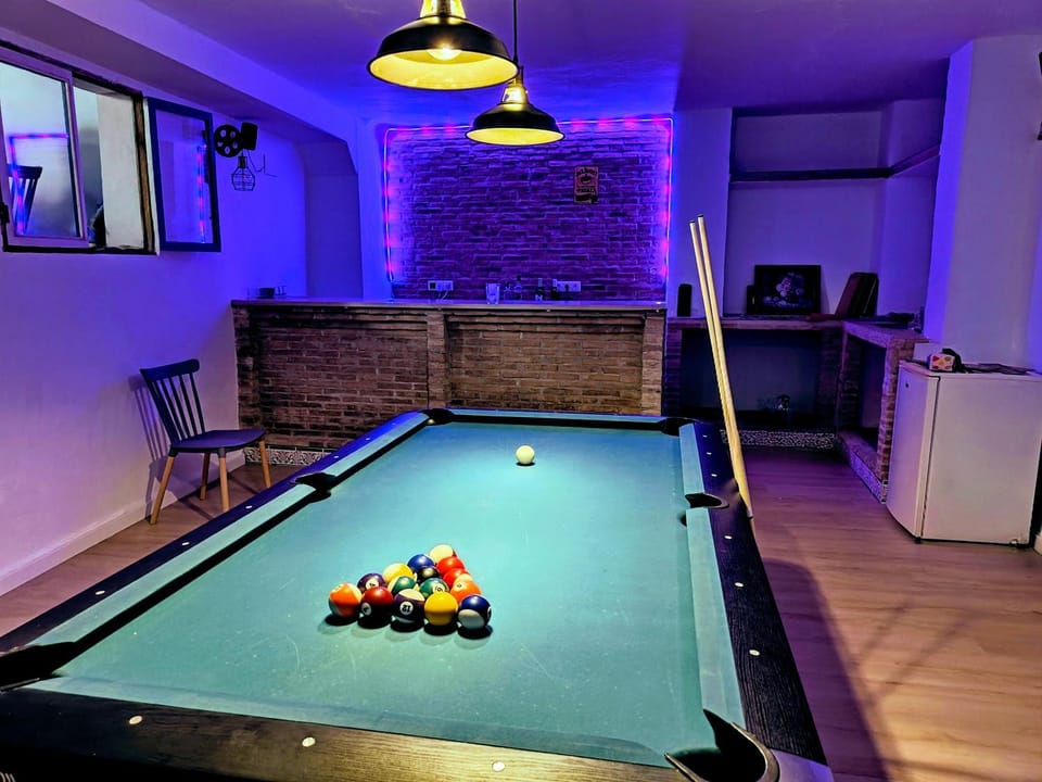 Billiard, Game Room