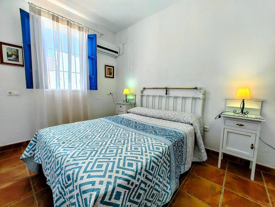 Bed, Photo of the whole room, Bedroom, air conditioner
