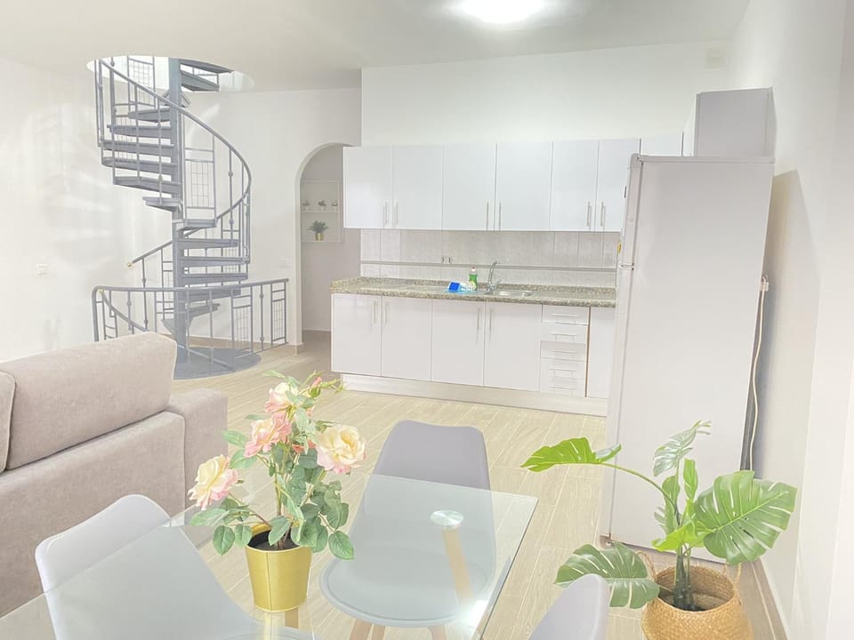 Kitchen or kitchenette, Living room, Seating area, Dining area