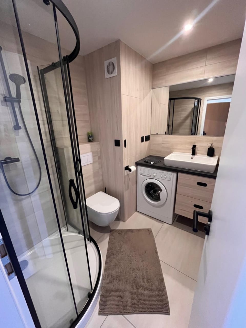 Shower, Toilet, Bathroom, towels, washing machine