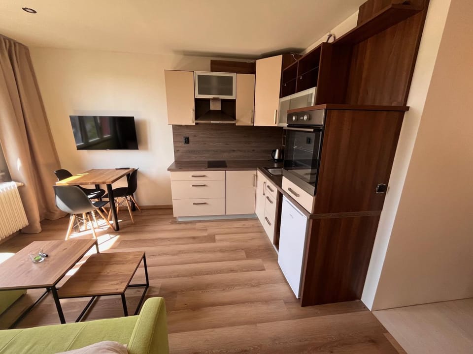 Communal lounge/ TV room, Kitchen or kitchenette, Living room, Seating area, oven, stove