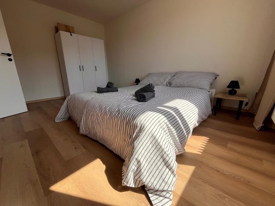 Bed, Bedroom, towels, wardrobe