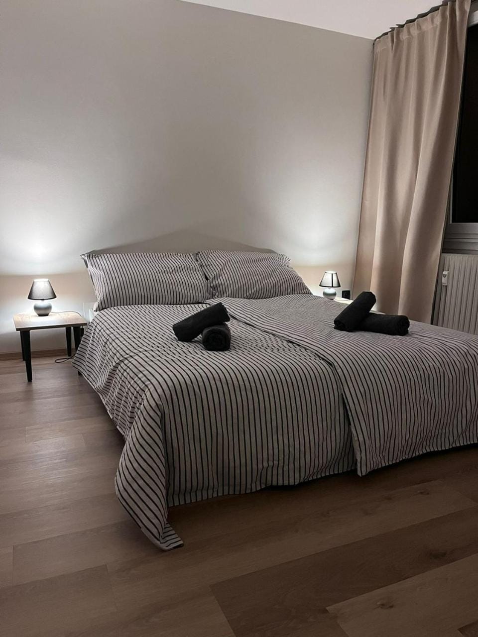 Bed, Bedroom, towels